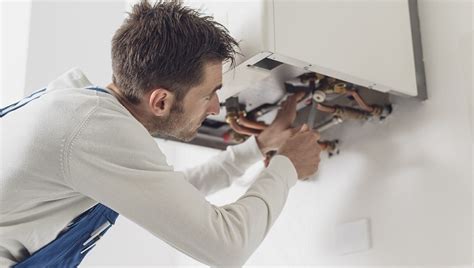 Chauffagiste intervenant sur une chaudière