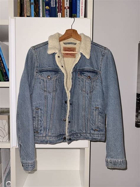 Détail d'une veste Levi's avec doublure sherpa