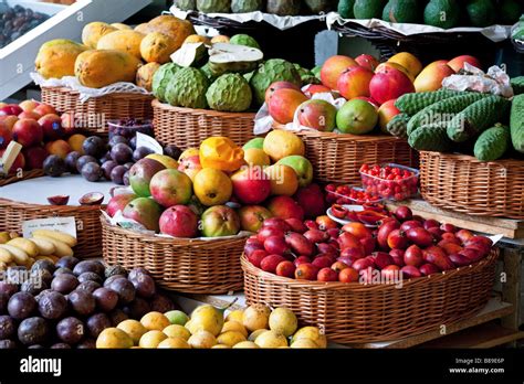 Fruits colorés sur un étal de marché