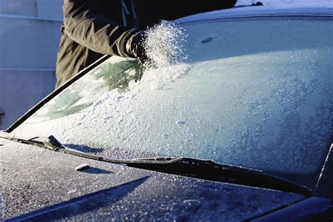 Givre sur un pare-brise de voiture