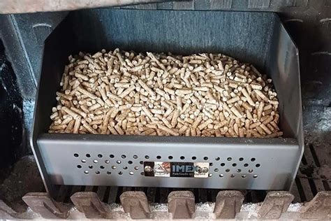 Granulés de bois empilés dans un entrepôt