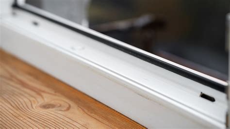 Une fenêtre en PVC avec des joints visiblement usés