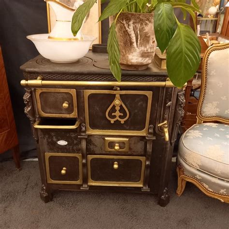 Cuisinière ancienne en fonte avec ses accessoires