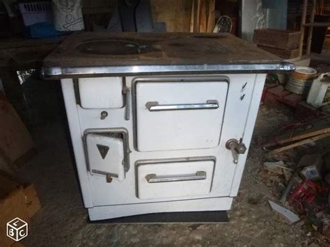 Schéma d'une ancienne cuisinière à charbon montrant les différentes parties