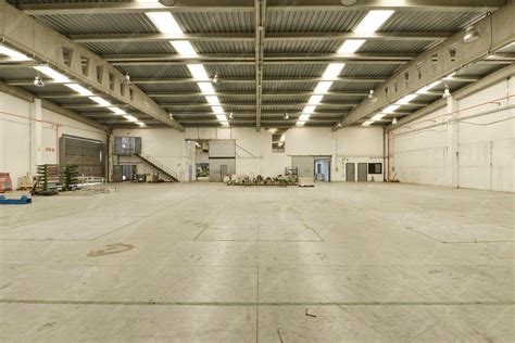 Vue aérienne d'un grand entrepôt industriel avec des sols en caoutchouc