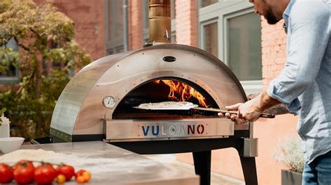 Un four à granulés avec un four à pizza intégré en extérieur