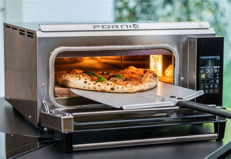 Une pizza sortant d'un four à granulés avec une croûte dorée