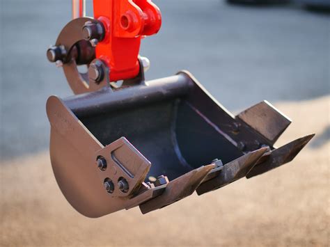 Collection de différents godets et accessoires pour une pelle RC