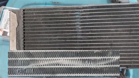 Radiateur de voiture avec des ailettes encrassées