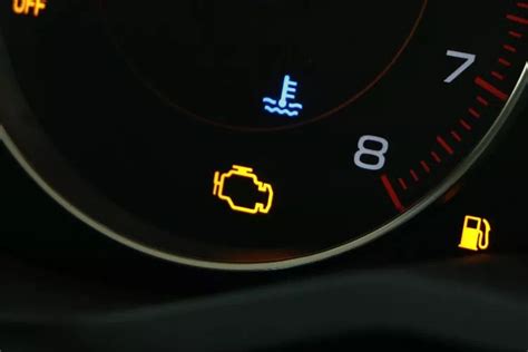 Tableau de bord d'une voiture avec le voyant de surchauffe allumé