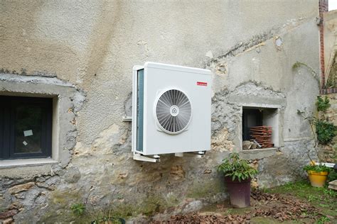 Pompe à chaleur air/eau installée sur une façade
