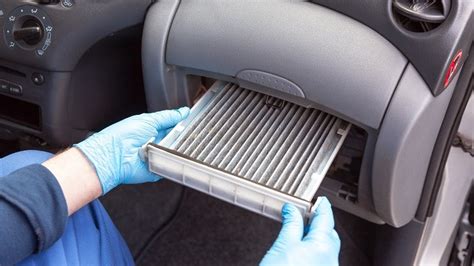 Vue éclatée d'un filtre d'habitacle et de son emplacement