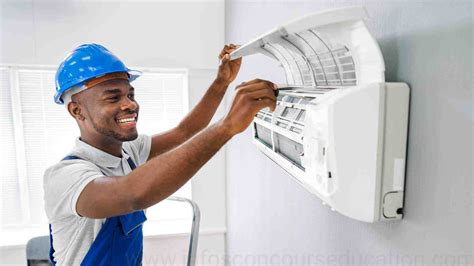 Technicien effectuant la maintenance d'une unité extérieure de climatisation