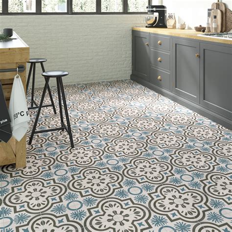 Sol vinyle effet carreaux de ciment dans une cuisine