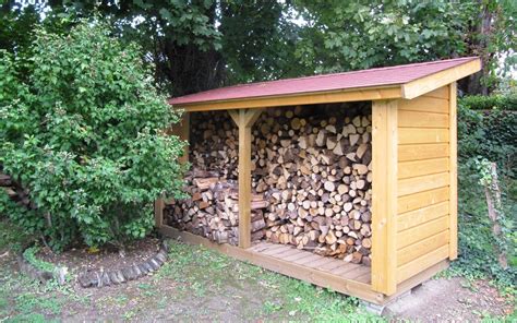 Abri de jardin pour le stockage du bois de chauffage