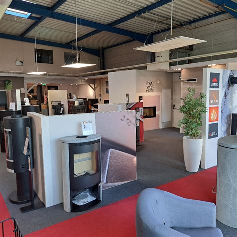 Intérieur d'un showroom de poêles à granulés