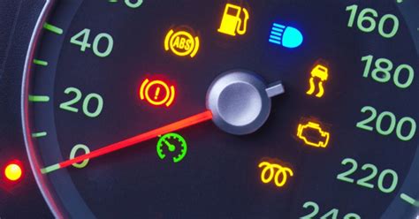 Tableau de bord d'une voiture avec un voyant moteur allumé