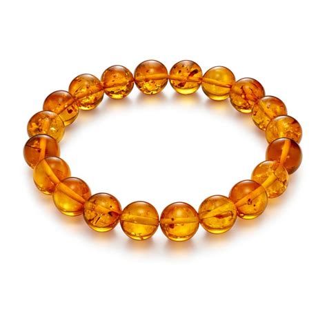 Exemple de bracelet en ambre avec des perles de différentes tailles et formes