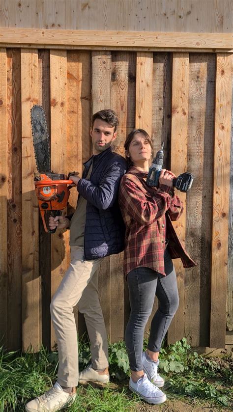 Homme à moitié nu sur une pelleteuse dans le froid extrême en Russie