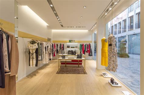 Intérieur d'une boutique vintage avec des vêtements ethniques et des objets de décoration