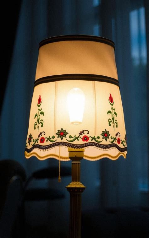 Tissu de soie indien avec des broderies colorées