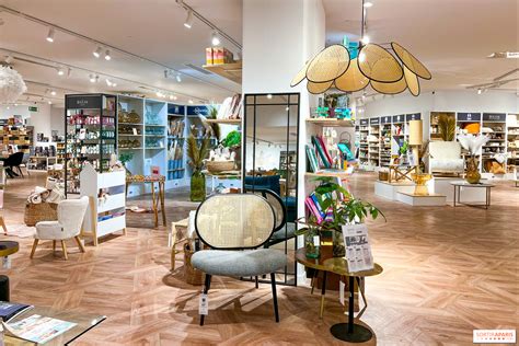 Intérieur d'un concept store parisien mêlant mode, art et livres